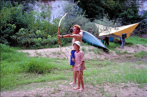 Sascha und Arian beim Bogenschieen