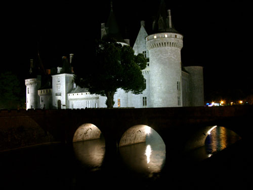 Château von Sully-sur-Loire bei Nacht