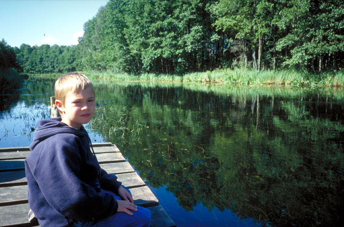 Arian auf dem Steg am Campingplatz "Nowy Most"