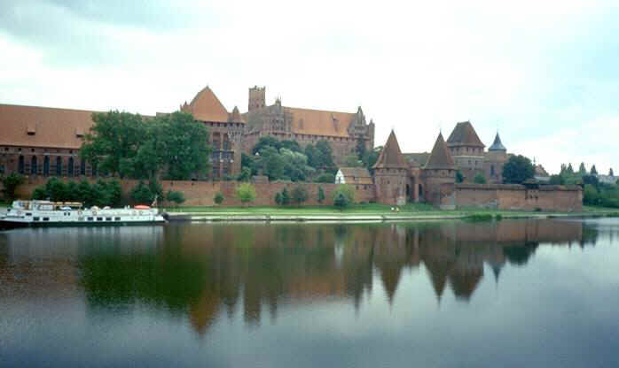 Blick über die Nogat auf die Marienburg