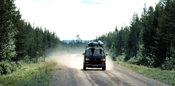 VW-Bully unterwegs auf Lapplands Straßen