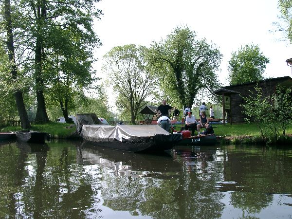 Beladen der Boote an der Jugendherberge "Wendenfrst"