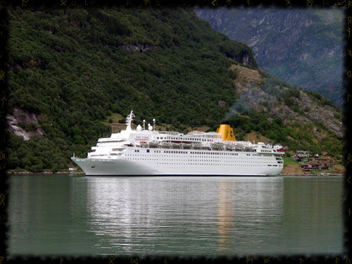 Kreuzfahrer im Geiranger-Fjord