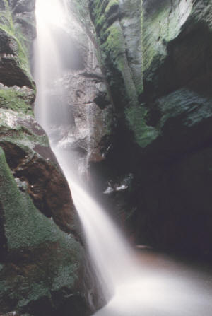 Wasserfall in der Felsenstadt Adrspach