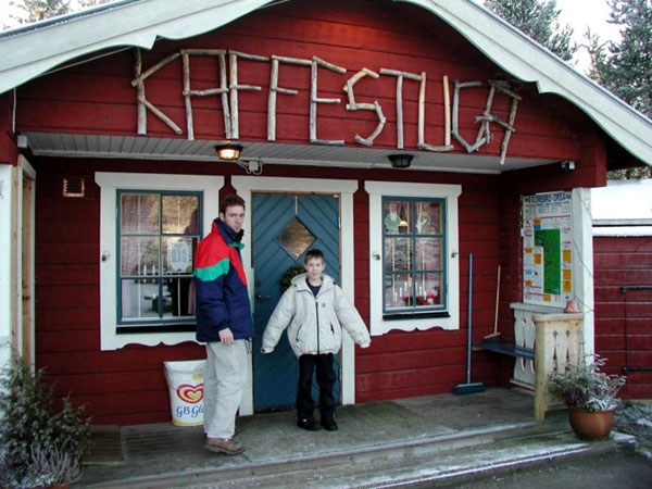 Sascha und Arian vor der Kaffestuga